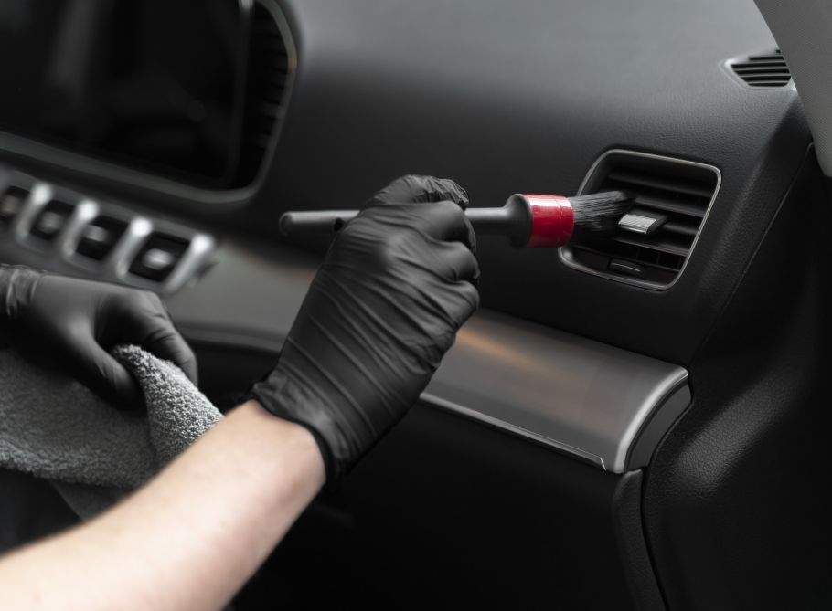 Equipo profesional de Wash365 realizando limpieza interior y pulido exterior de vehículos con herramientas especializadas