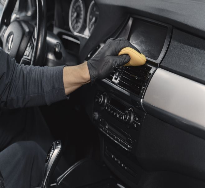 Servicio profesional de lavado y embellecimiento automotriz a domicilio realizado por el equipo de Wash365